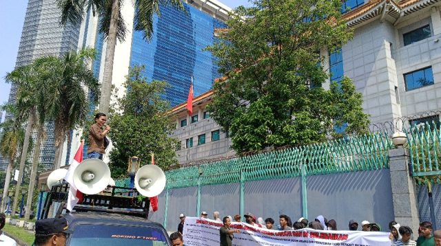 Aksi di Kedubes China